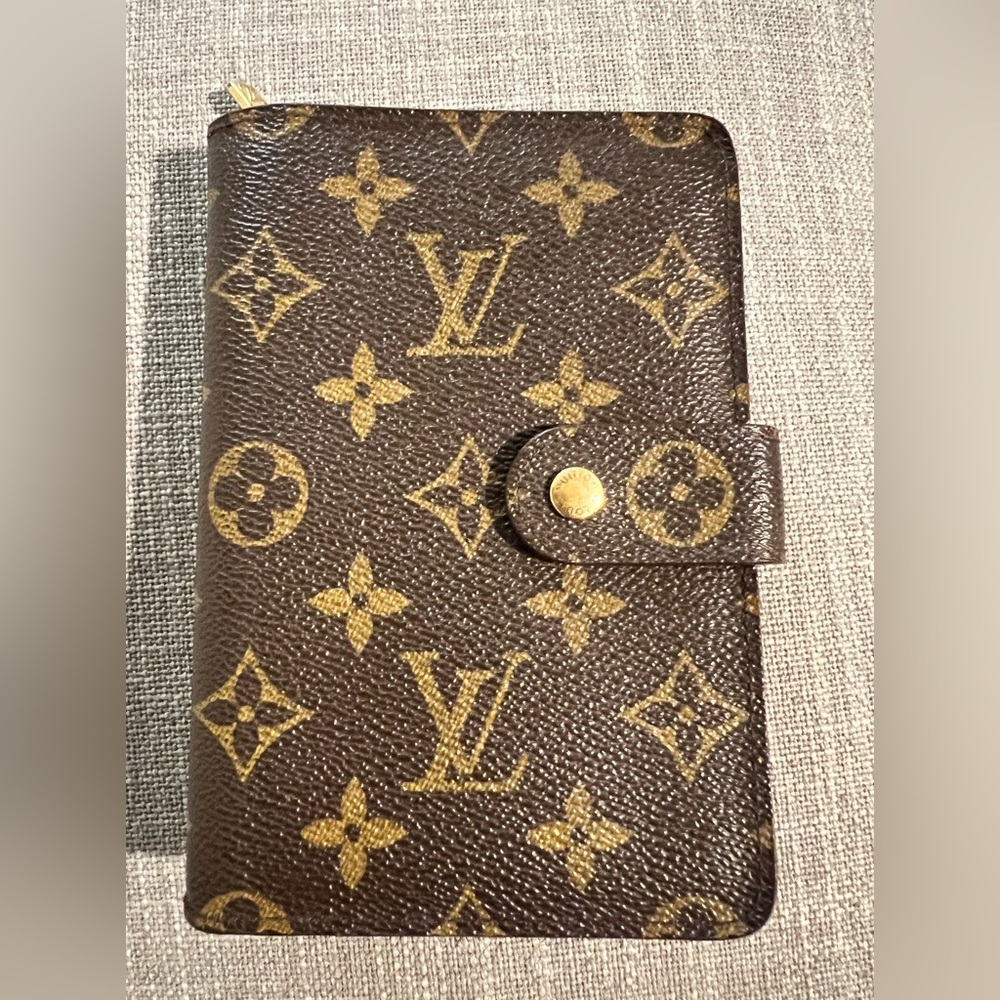 LOUIS VUITTON
Monogram Porte Papier Zippe Wallet